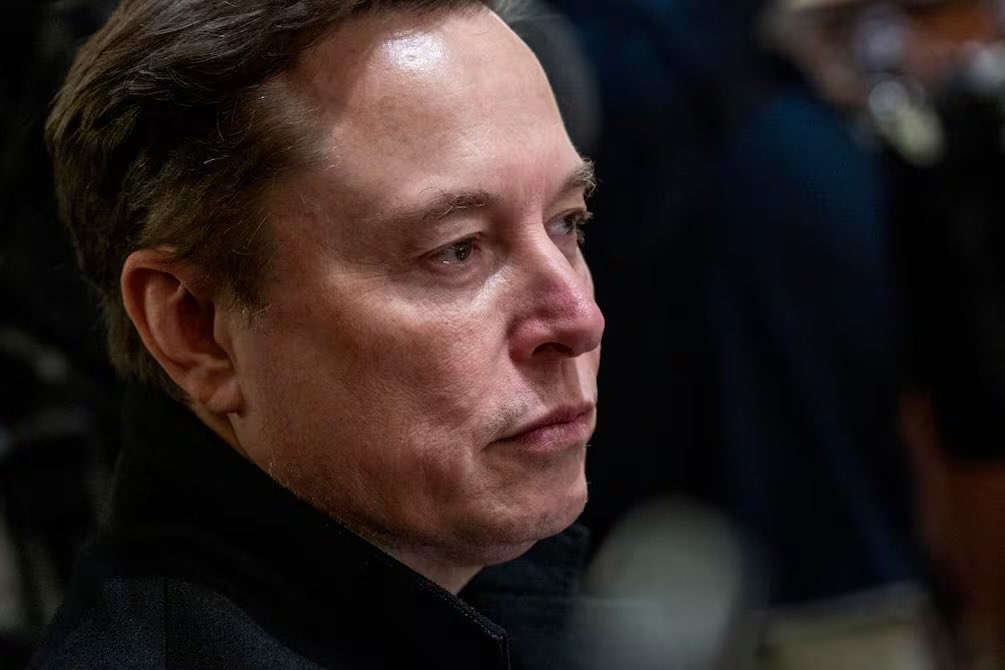 Elon Musk dice que los hombres que se niegan a ser llamados “racistas” para salvar a su país son “traidores patéticos”.