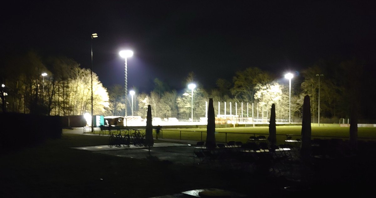 20.00 /
Sztuczne światło, sztuczna trawa.
Rozpoczynam tegoroczne treningi na boisku.Zobaczymy.