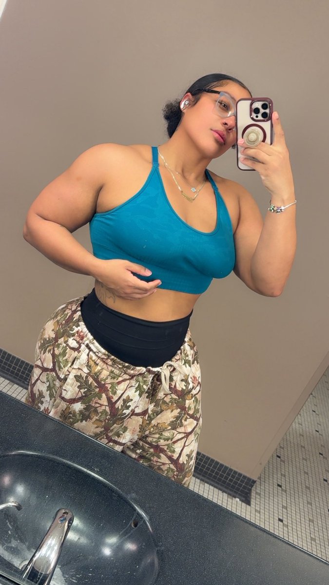 tori__victoria's tweet photo. I can keep it cute,
Or steal ya girl…. Whichever 😏🥵
#gymgirl #musclemami #thick https://t.co/QCrrlAKoRI