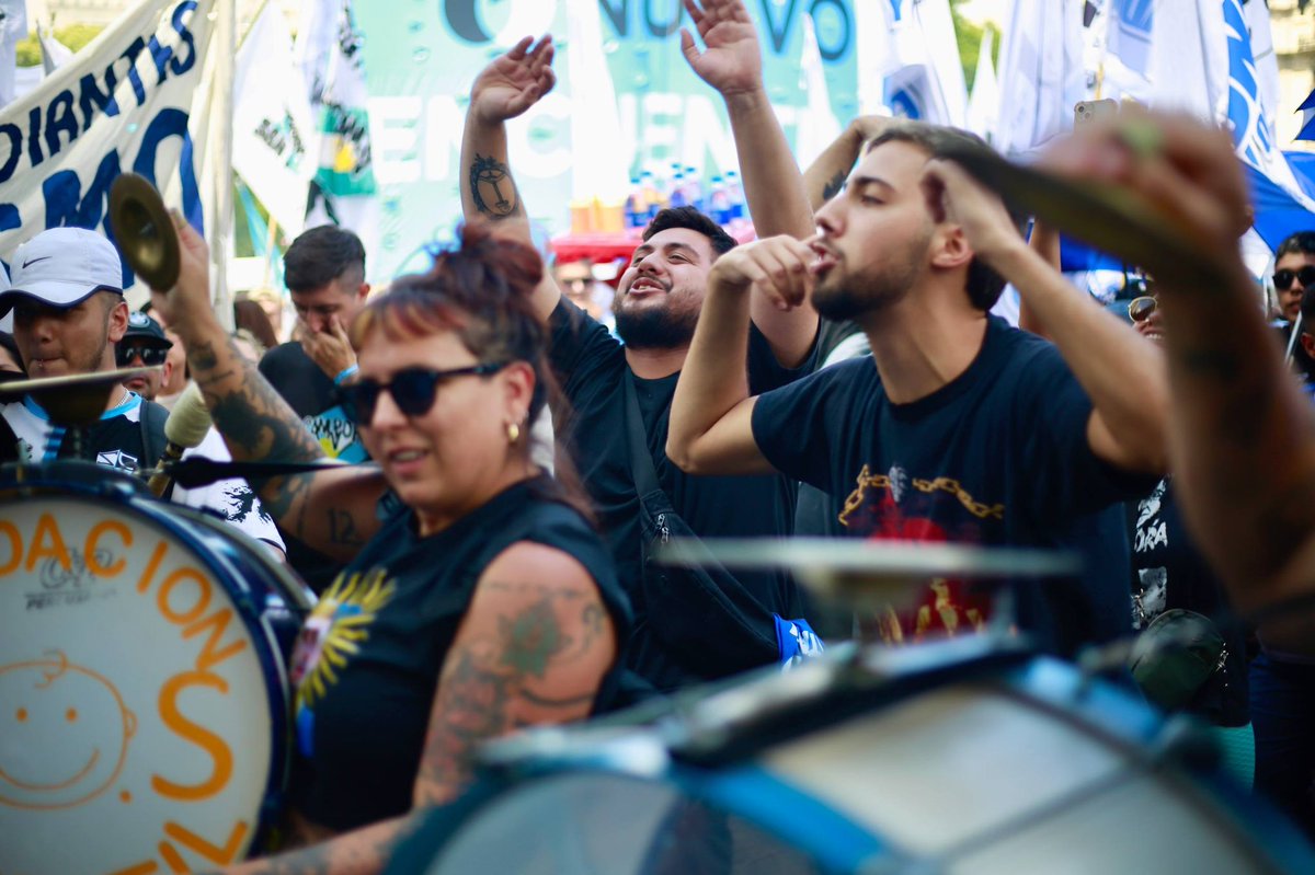 Marchando en el Congreso contra la reforma laboral de Milei y el FMI. 

Trabajo sí, esclavitud no.