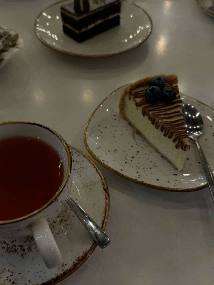 🠔

угощаю птeнчика чаeʍ.