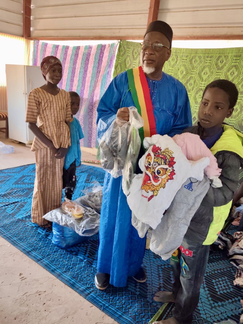 PlanIntl_Mali's tweet image. @PlanIntl_Mali a remis des jugements supplétifs, des vêtements et des kits scolaires à 29 Enfants Non Accompagnés et Séparés des villages de Moye Hondou, Gairama, Bingatane et Alwalidji.

Grâce au #ProjetGAC, financé par @GAC_Corporate. 

#ProtectionDeLEnfant #DroitsDeLEnfant