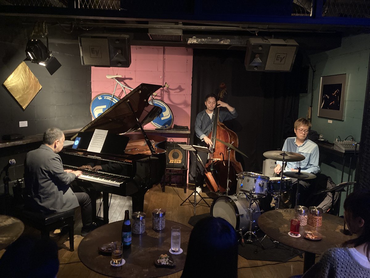 本日12日のスペシャルライヴは八木隆幸TRIO(八木隆幸p大塚義将b二本松義史ds)、溢れ出るエモーショナルなエンジンで駆動されるパワー・プレイが魅力のピアニスト八木隆幸のレギュラー・トリオ、超超超オススメ、とっても楽しいライヴですのでぜひ、午後7時30分開演です。i-saltpeanuts.jugem.jp