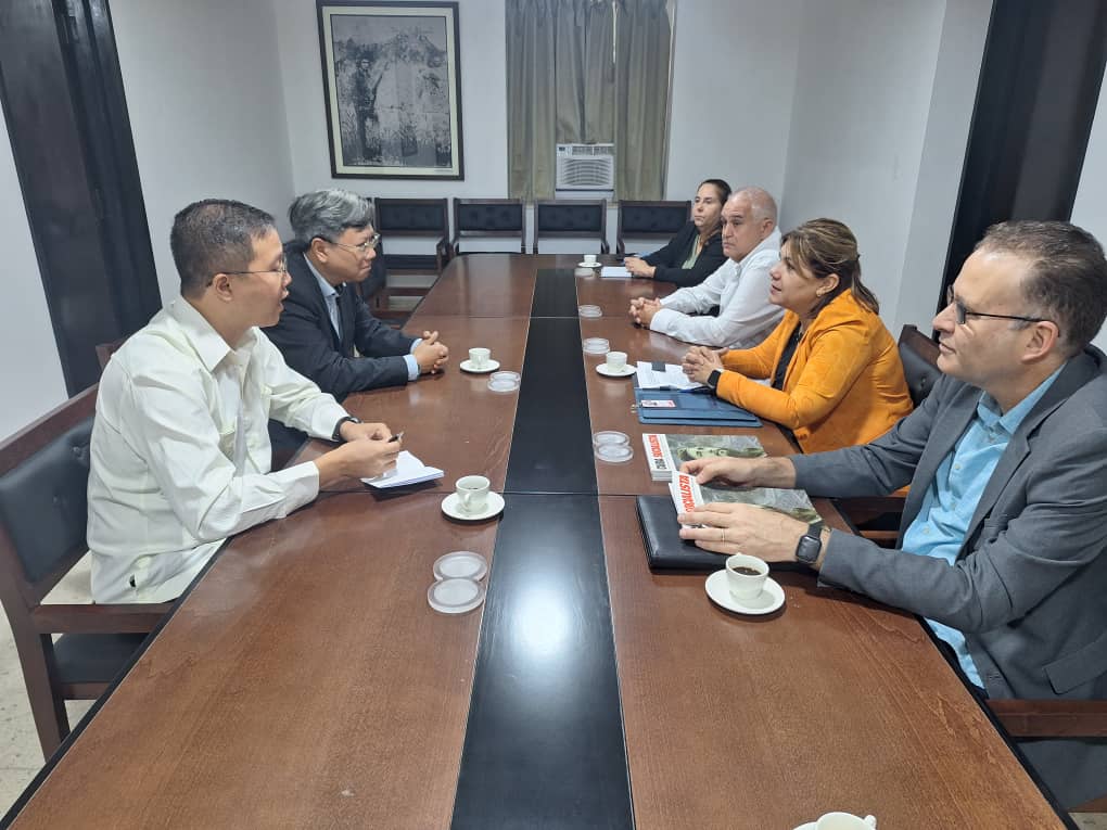 Los miembros del CCPCC <a href="/BYuniaky/">Yuniasky Crespo Baquero.</a> y <a href="/EmilioLozadaG/">Emilio Lozada García</a> intercambiaron con el embajador de #Vietnam, Le Quang Long. Trasladaron la voluntad de profundizar los excelentes vínculos con el PCV, en especial, entre el Dpto Ideol y la Comisión de Propaganda, Educación y Movilización de Masas