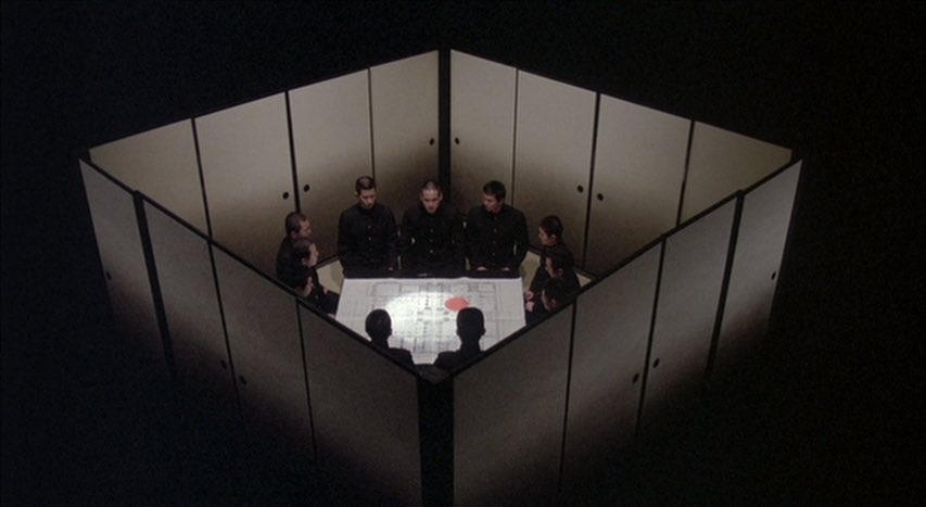 Un día Paul Schrader se despertó y decidió dirigir como nunca antes lo había hecho y lo logró.