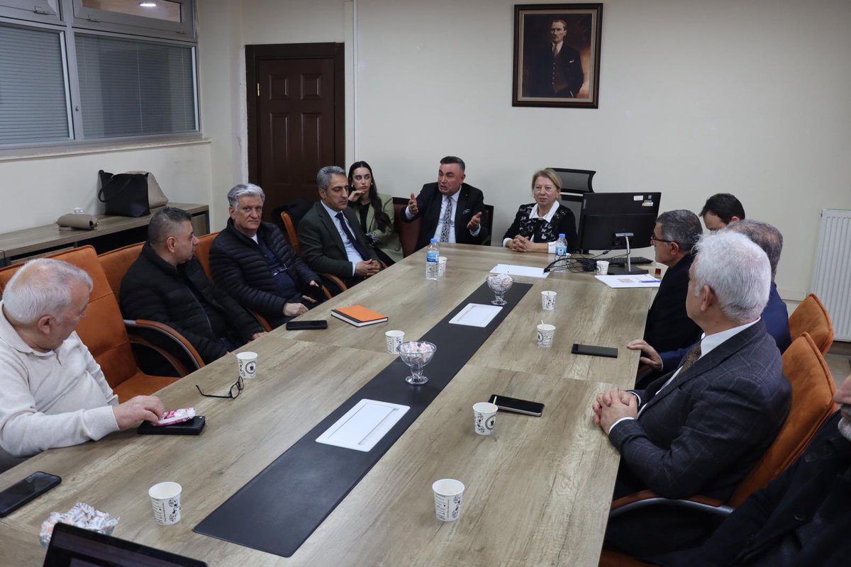 HalilEl2's tweet photo. Dicle Havzası…

Bir yıl yağmur var, bir yıl yok.
Bazı aylar gökyüzü cömert, bazı aylar suskun.

Toprak bunu hissediyor. Çiftçi bunu yaşıyor. Bölge bunu konuşuyor.

Memleketimize duyduğumuz sevda ve ülkemize olan sorumluluk bilinciyle gerçekleştirdiğimiz davete icabet eden Sayın Serpil Devrim hanımefendinin hazırlamış olduğu proje sunum toplantısına, Mardin Artuklu Üniversitesi Rektörlük Toplantı Salonu’nda katılım sağladık.

Toplantının ana ekseni Dicle Havzası’ydı.
Değişen yağış rejimi…
Artan kuraklık riski…
Toprakta biriken kimyasal yük…

Sayın Serpil Devrim’in geliştirdiği Aerora, Regenora ve Tellurini projeleri; suyu icat etmeyi değil, mevcut suyu korumayı ve doğanın döngüsünü yeniden dengelemeyi hedefliyor. Atmosferde kaybolan nemin geri kazanılması, toprağın iyileştirilmesi ve sürdürülebilir üretim anlayışı üzerinde duruldu.

Çünkü artık mesele şudur:
Yağmurun yağıp yağmaması değil, yağdığında nasıl korunacağıdır.

Toplantıya Belediye Başkan Yardımcısı Rıdvan Akyol, Mardin Artuklu Üniversitesi öğretim görevlisi Mümtaz Korkutan ve Kızıltepe Tarım Bilimleri Fakültesi’nden profesör düzeyinde akademisyenler katıldı.

Mardin Büyükşehir Belediyesi Tarımsal Hizmetler Daire Başkanlığı’ndan Ziraat Mühendisi Vahap Yılmaz, Şırnak Çiftçiler Birliği Başkanı Mehmet Nuri Genç, MİDER Başkanı Ünal Günel, Mardin Sosyal Hizmetler İl Müdür Yardımcısı M. Emin Ergel, Mardin Çevre, Şehircilik ve İklim Müdürlüğü Şube Müdürü Ramazan Uçar, Turabdin Gazeteciler ve Yazarlar Derneği Yönetim Kurulu Başkanı Süleyman İş ve Mimar Nergis de toplantıda yer aldı.

Bizler MARGİSAD ve MİDER olarak; doğayla uyumlu, bilim temelli ve uzun vadeli her çalışmanın yanında olmayı bir görev biliyoruz.

Çünkü Dicle Havzası sadece bir coğrafya değildir.
Bir medeniyet alanıdır.

Ve biz inanıyoruz ki; toprağı koruyarak, suyu emanet bilerek ve doğanın doğal döngüsünü yeniden güçlendirerek bu toprakları eski bereketli günlerine taşımak mümkündür.