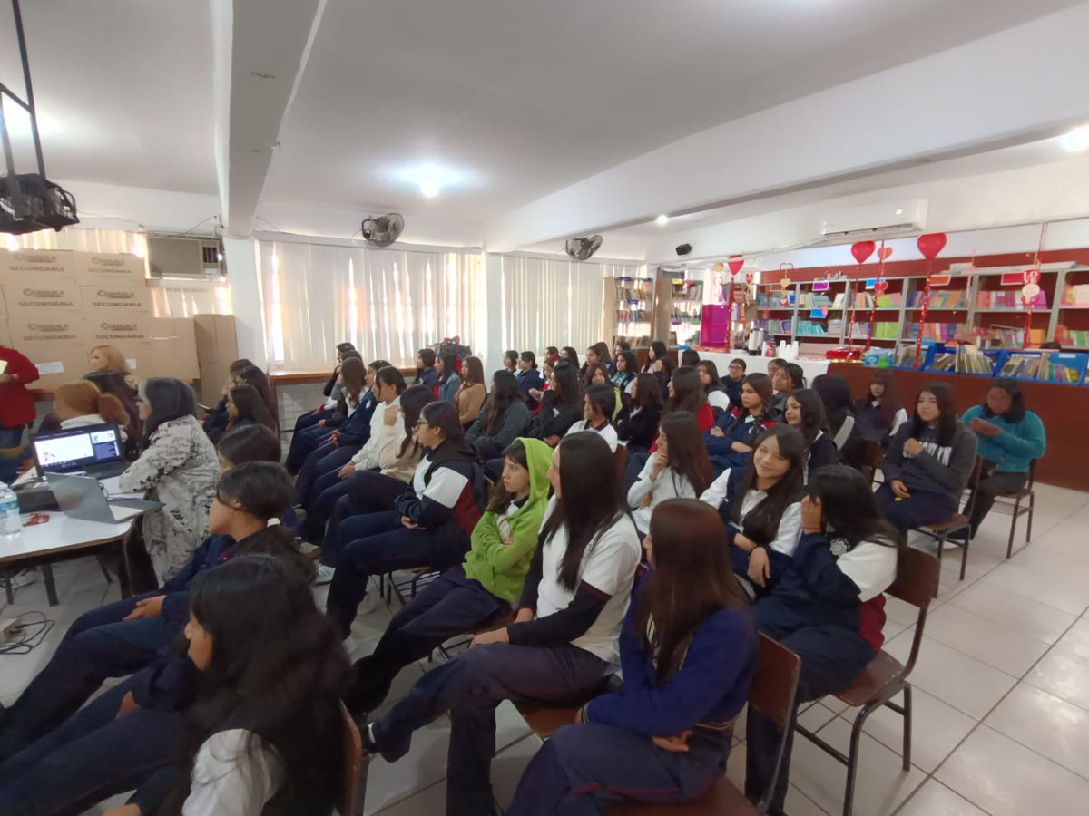ciqa_mx's tweet image. Investigadoras, técnicas y estudiantes de posgrado comparen con jóvenes de la EST#80 Rubén Moreira de la @SEducacionCoah, experiencias como Mujeres en la Ciencia. Son el talento y #OrgulloCIQA con el que se construye  el conocimiento y la fortaleza de nuestra institución.