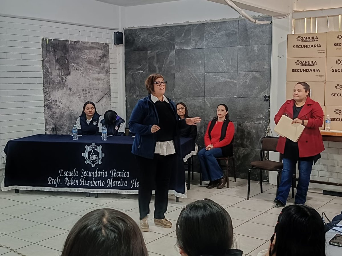 ciqa_mx's tweet image. Investigadoras, técnicas y estudiantes de posgrado comparen con jóvenes de la EST#80 Rubén Moreira de la @SEducacionCoah, experiencias como Mujeres en la Ciencia. Son el talento y #OrgulloCIQA con el que se construye  el conocimiento y la fortaleza de nuestra institución.