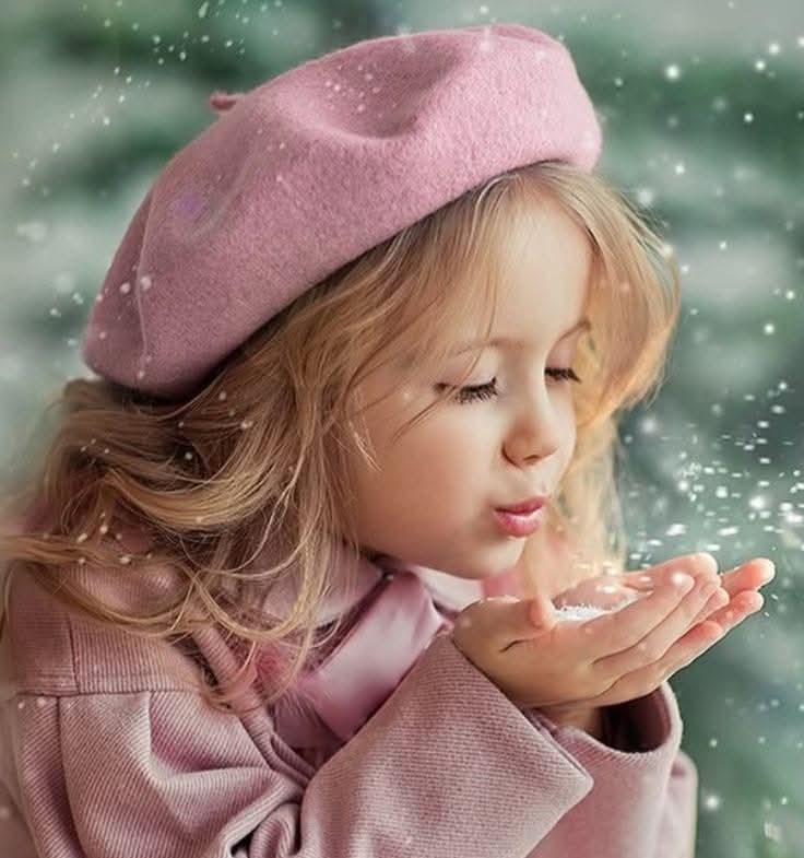 libathen's tweet photo. .
كـانَ يـمزِّقُ مَـلامِحَها في ذَاكِـرته . . 
و يَنثُرُها في وُجـوهِ  النِّـساء العابِـرة . . 
حتَّـى إذا سَــكنَ اللَّيــل  . .  
كُـلَّ لَيـلَة  . 
تَحيـا هِـيَ مـن جَـديد  . . 
وَ يَموتُ . . هـو. https://t.co/aTFY87ecw8