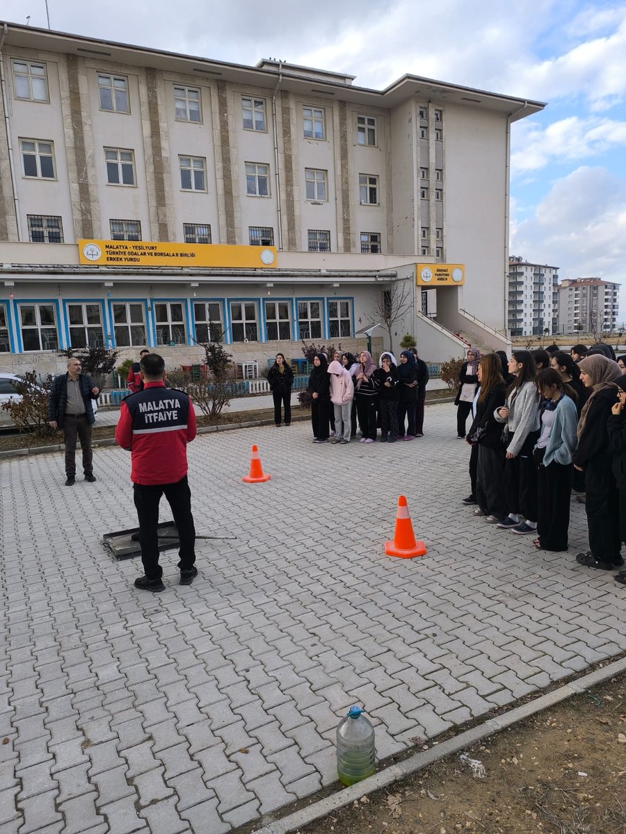 Malatya Büyükşehir Belediye İtfaiyesi okul pansiyonumuzda kalan öğrencilerimize yangın eğitimi gerçekleştirdi.