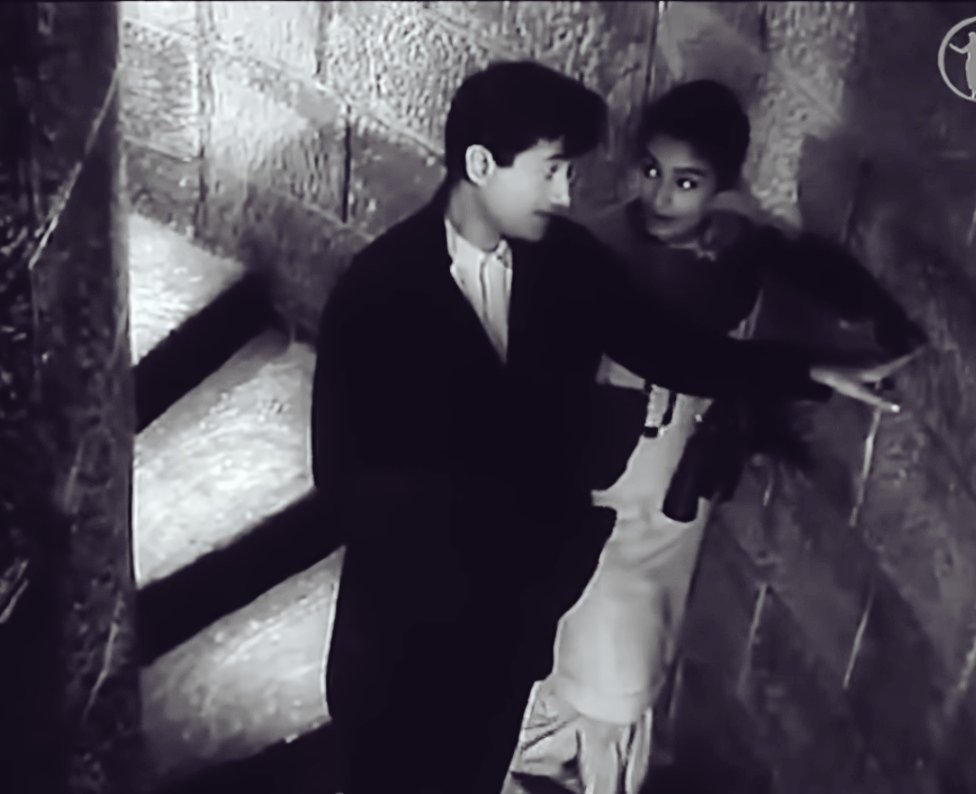shayar_ka_khwab's tweet photo. intimacy of crossing stairs
1) dil ka bhawar kare pukar
2) in the mood for love https://t.co/8gDSaVX0tN
