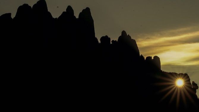 La flor de sol és un fenomen que es produeix a la posta de sol els dies en què l'astre s'alinea amb la Roca Foradada de Montserrat. Es pot veure des del Vilar, al municipi de Castellbell i el Vilar, cap finals de febrer.

Aquest 2026 el millor dia serà el proper 16 de febrer.