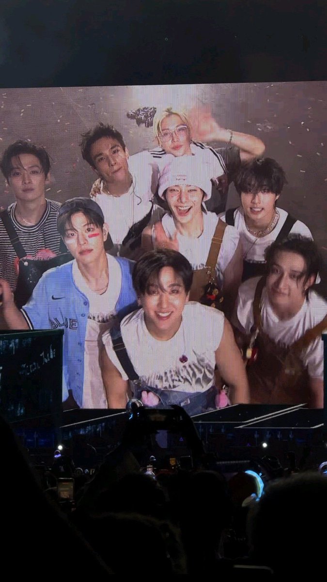 — stray kids? 𝙝𝙤𝙢𝙚.