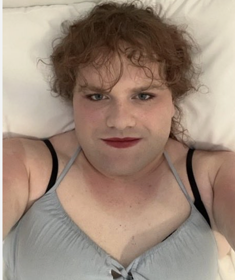 «Presunta tiradora». «La atacante». En ningún sitio se dice que es un hombre. 
Adjudicar a las mujeres crímenes cometidos por hombres, como está haciendo sistemáticamente la prensa, es desinformación y destroza la estadística y la verdad.
#NoSonNuestrosCrimenes