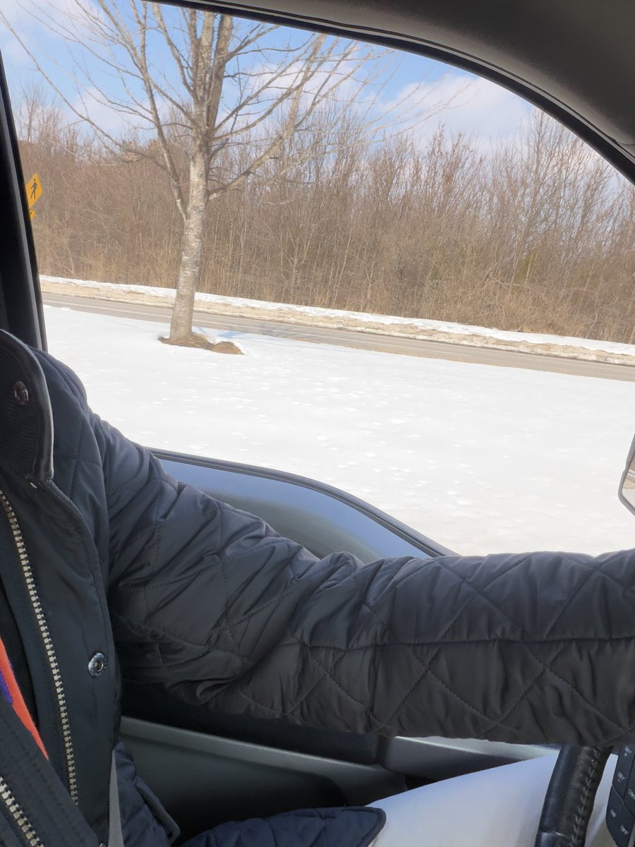 EarvinSycamore's tweet photo. Temps above 40, you bet your ass I’m rolling down the windows https://t.co/kURPKfE0QR