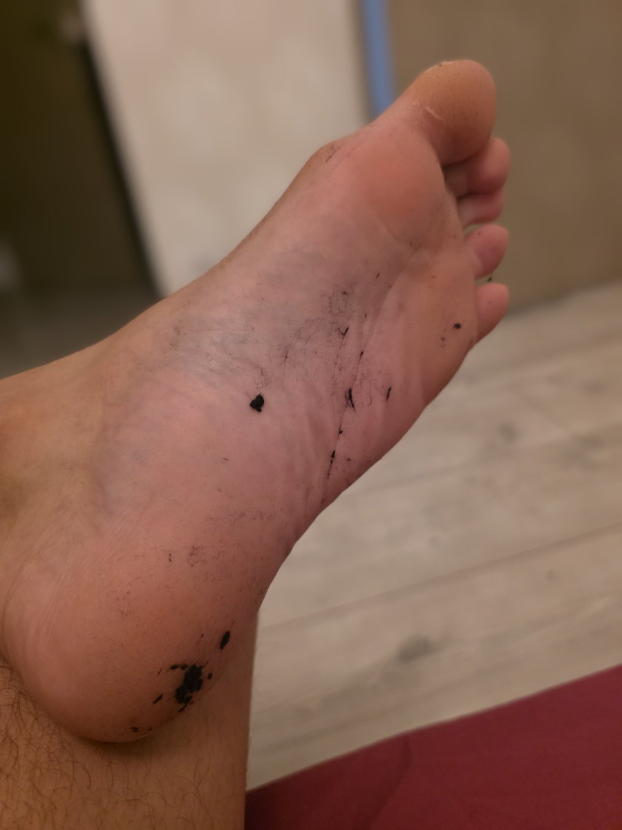 jslft4's tweet photo. C'est ca que vous aimez bande de chienne hein ? #cashmeet #feetslave #rtgame #soumis #findom #cashmaster #dirtyfeet #soumis https://t.co/PmfJg5N6cE