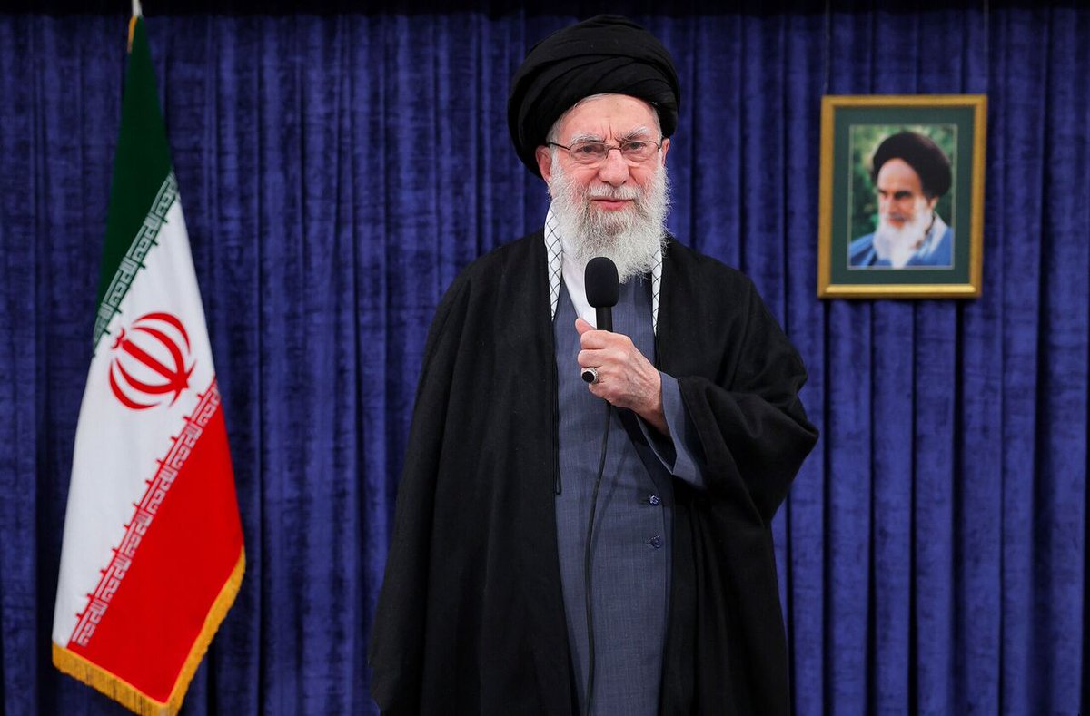 taherrahimi68's tweet photo. مگر می‌شود او بایستد ولی مردم بنشینند. https://t.co/WXBgTC7yjr