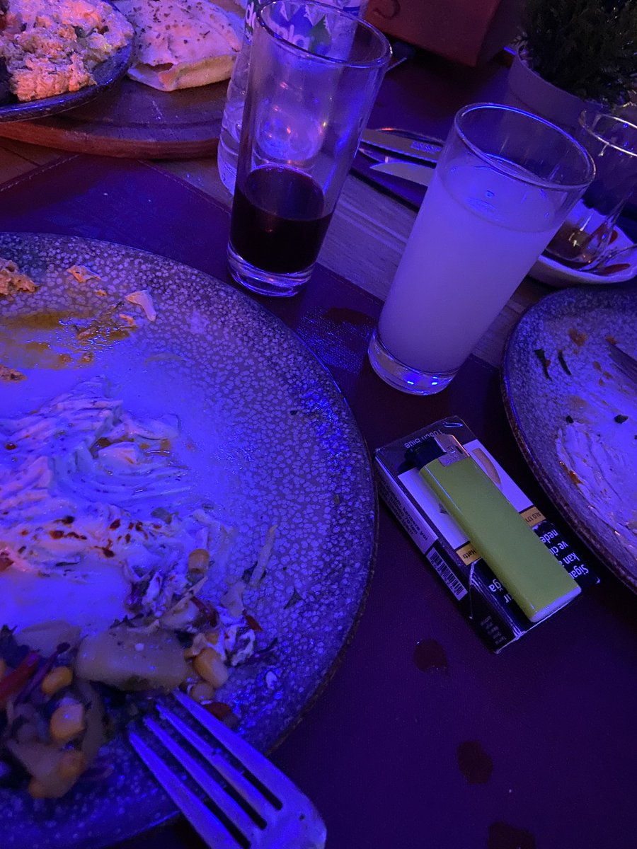 traceoflifee's tweet photo. Rakı kadehte beyaz, gecede siyah akar. https://t.co/mUkpaA4WvE