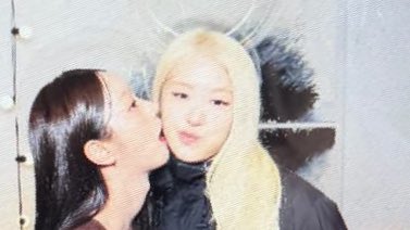 chaescvnty's tweet image. ROSIE AND HYERI REUNION 🥹🩷