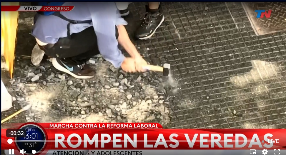 Muere maldita baldosa libertaria cómplice del gobierno ultraderechista que quiere dejar sin derechos a los trabajadores.