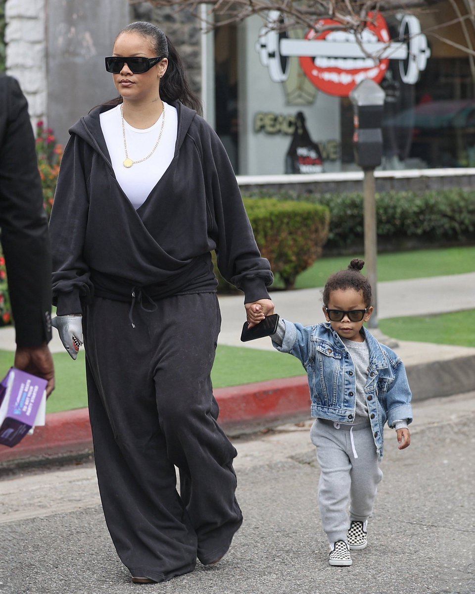 Rihanna Online tweet media