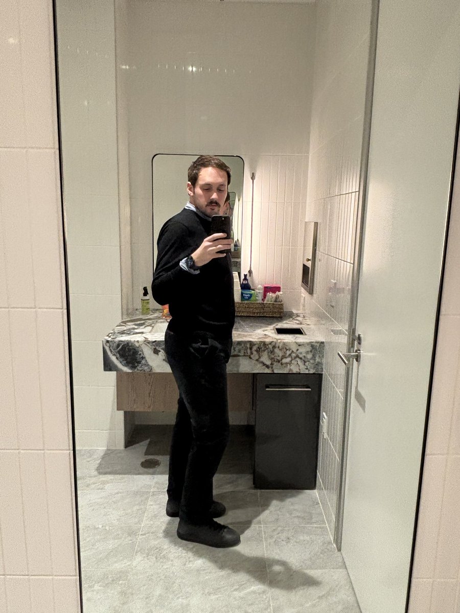 jayteeefff's tweet photo. Realized my zipper was down after walking through the entire office right after taking this https://t.co/FUG05tLN3x