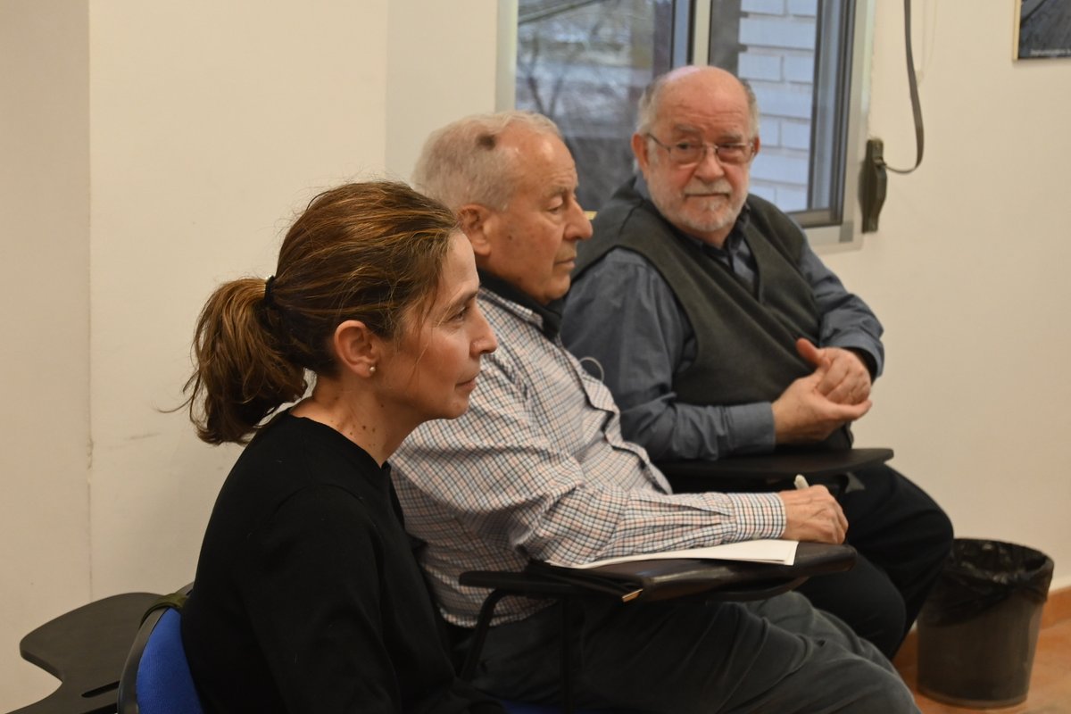 Esta tarde en la Casa de la Ciudad.
<a href="/CalahorraVera/">Milagros Calahorra Vera</a> asistió a la reunión convocada por la Asociación Cultural Ferroviaria de Ciudad Real para buscar lograr que la antigua estación de tren sea declarada BIC y se ponga al servicio de la ciudad.