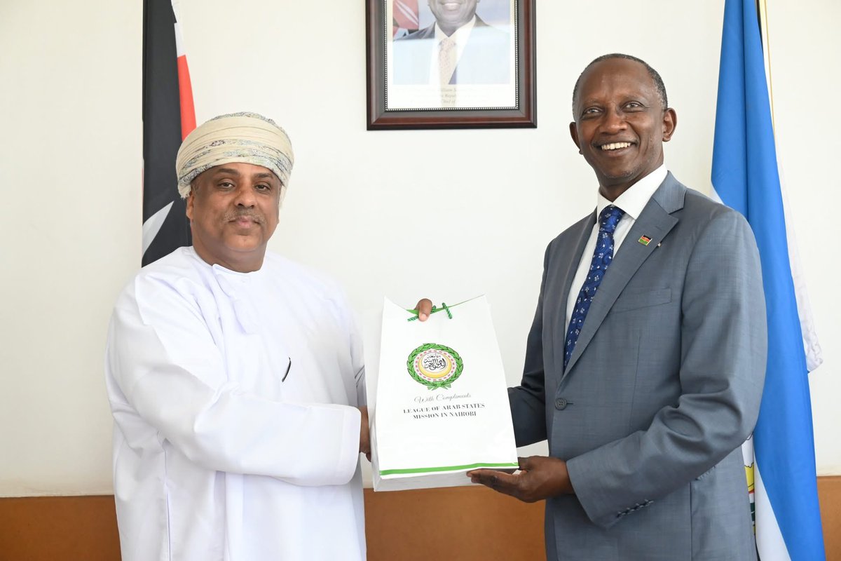 LasNairobi's tweet photo. التقى رئيس البعثة @KhKathiri بالسيد/ليندساي كيبتينس،القائم بأعمال مدير ادارة الشرق الاوسط في وزارة الخارجية الكينية وشؤون المغتربين في مقر الوزارة @ForeignOfficeKE ، وتناول اللقاء سبل تعزيز العلاقات الكينية العربية، بالإضافة إلى القضايا والمواضيع ذات الاهتمام المشترك https://t.co/EkTslbNlfA