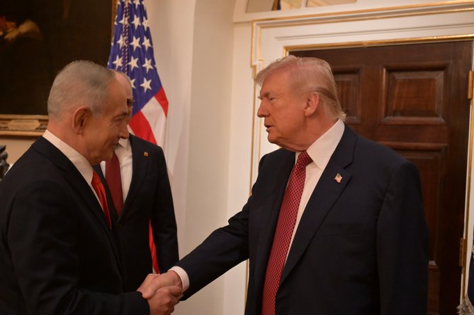zarifuso's tweet photo. 🚨🚨Trump-Netanyahu toplantısı 3 saat sürdü.

Trump:

İsrail Başbakanı Netanyahu ve heyetiyle çok iyi bir görüşme yaptık.

İran’la müzakerelerin devam etmesi gerektiğini vurguladım.

İran geçen sefer anlaşma yapmamayı seçti ve “Gece Yarısı Çekici” operasyonuyla vuruldu. https://t.co/7gkN9C1oLx