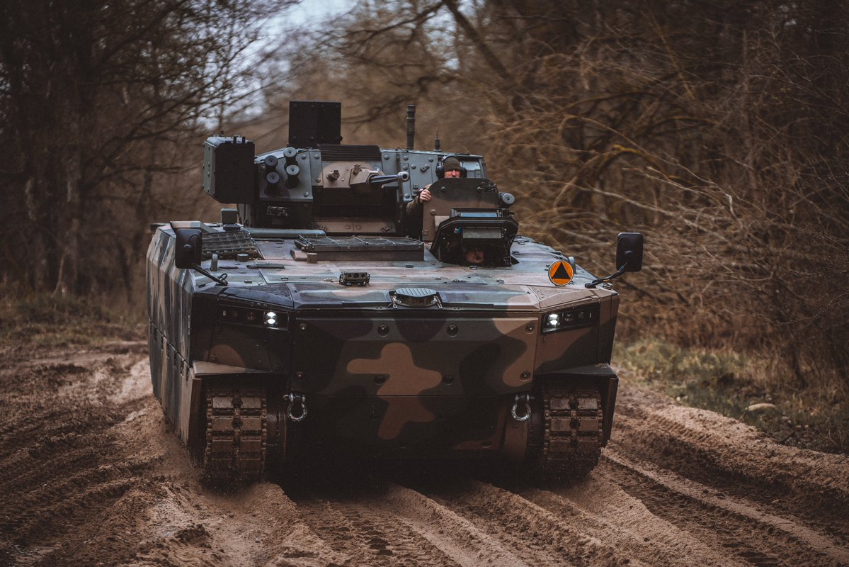 Fundusz SAFE jest w interesie takich niemieckich firm jak Huta Stalowa Wola, WB Electronics, APS, Mesko, Jelcz czy Transbit. 

Za pieniądze z SAFE mają zostać kupione takie niemieckie produkty jak Borsuk, Krab czy Piorun.

Mam nadzieję <a href="/prezydentpl/">Kancelaria Prezydenta RP</a> że pomogłem.