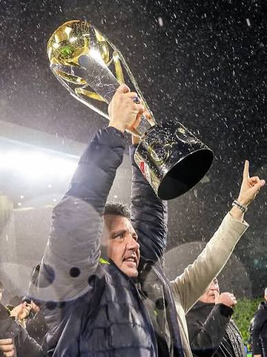 Bilgilendirme

Fenerbahçe 11 yıldır şampiyon olamıyor. 
Bu 11 yılın ilk 4 yılı Aziz Yıldırım'a, son 7 yılı Ali Koç'a aittir. 

Sadettin Saran'ın bu rezil 11 yıl ile alakası yoktur. Şuan 11 yıllık hezimeti temizlemek için uğraş vermektedir ve 11 yılın sorumluları tarafından