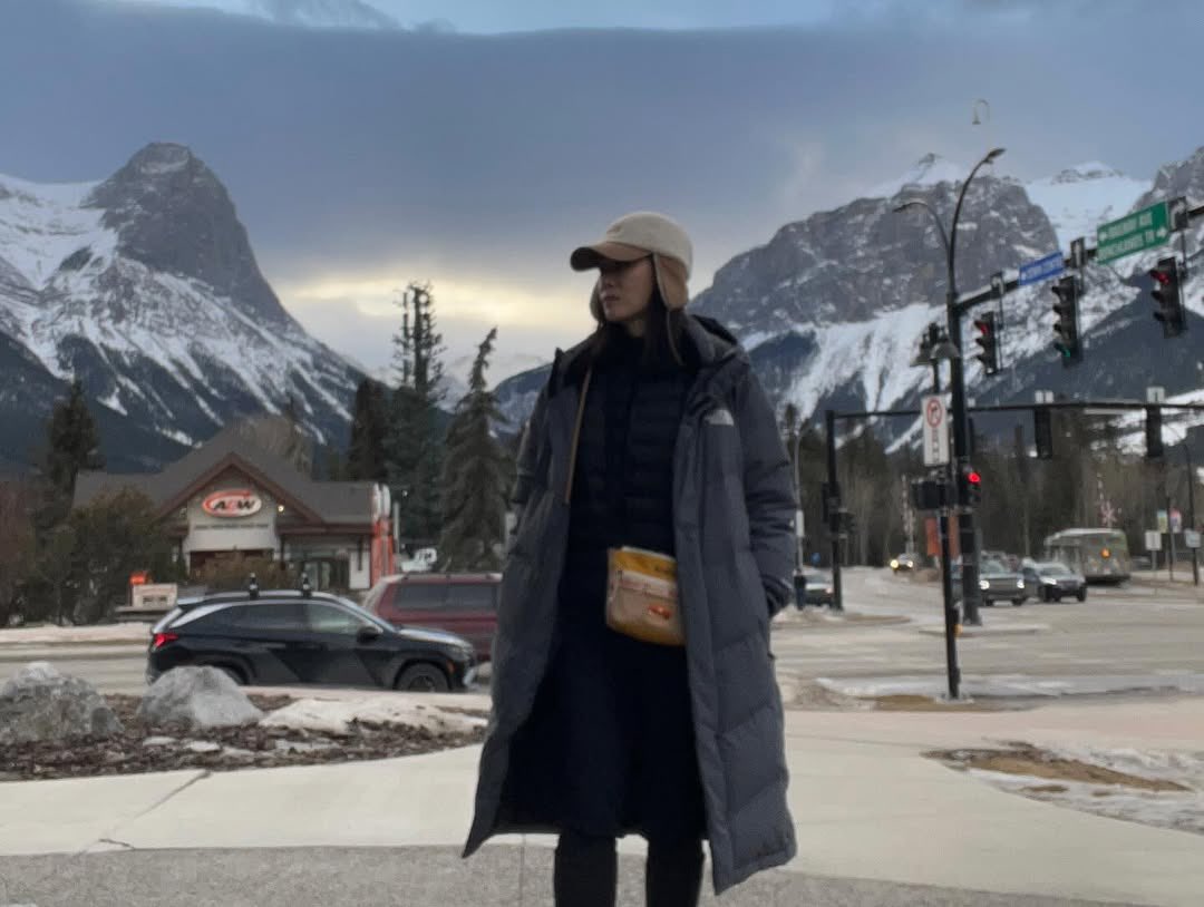 lipskhj's tweet photo. getting her well-deserved break in canada 🍁

#김현주 #KimHyunJoo https://t.co/JYTeYCjA5D