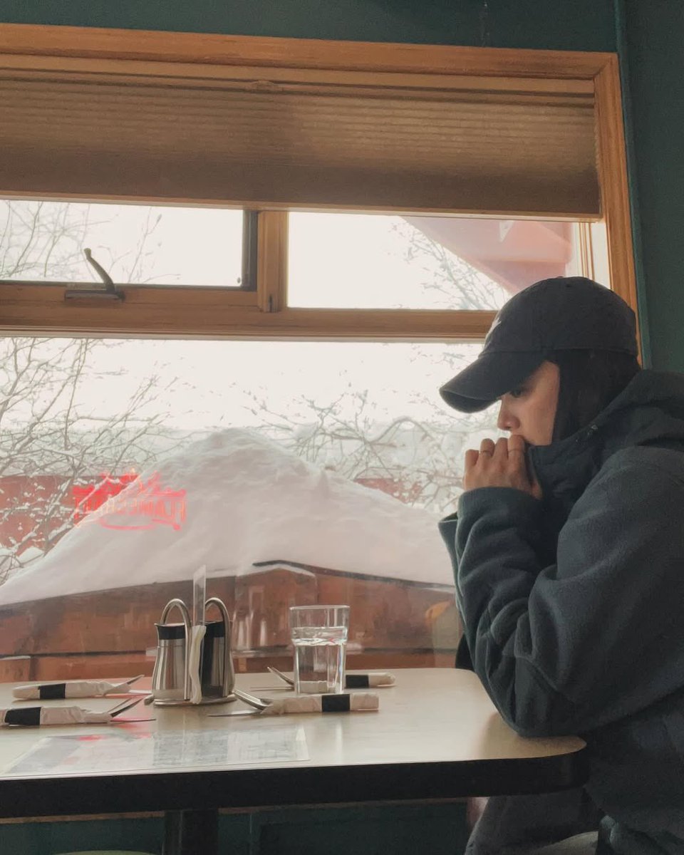 lipskhj's tweet photo. getting her well-deserved break in canada 🍁

#김현주 #KimHyunJoo https://t.co/JYTeYCjA5D