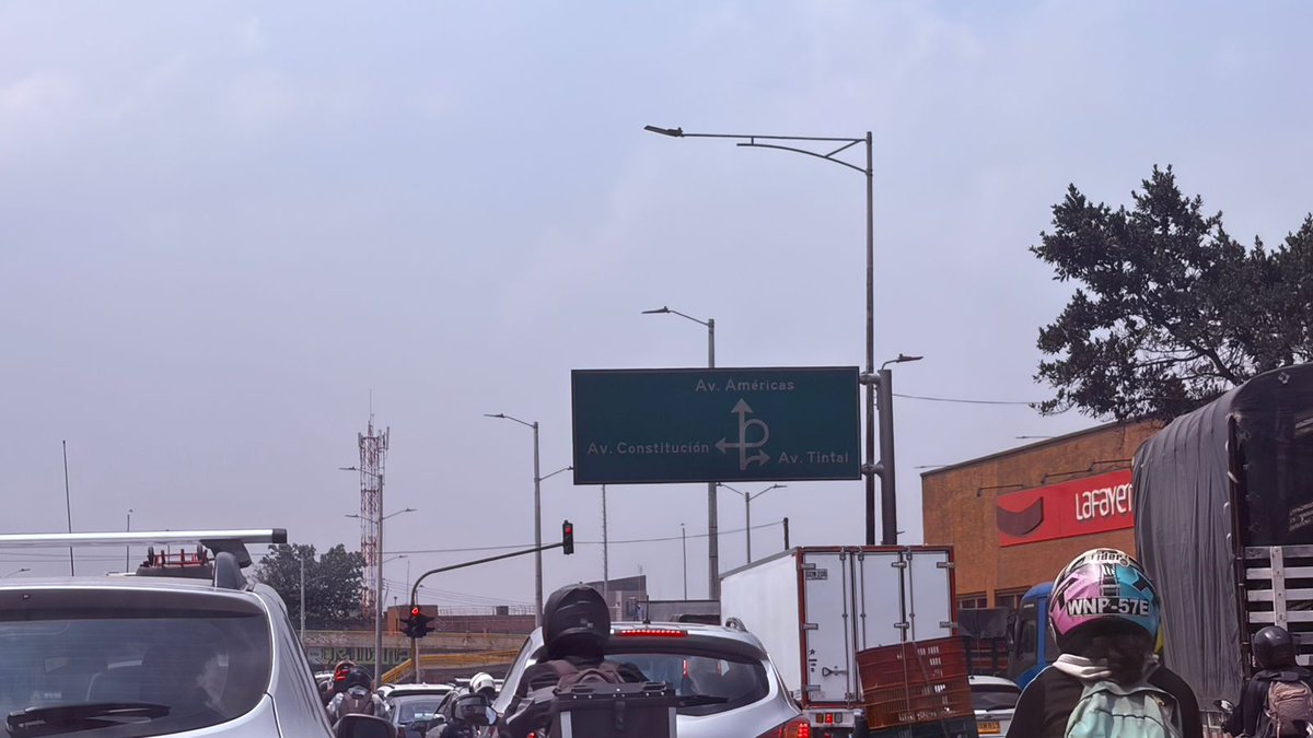 itmrafael's tweet photo. @SectorMovilidad en lugar de gastar plata en cámaras coloquen un puente peatonal en @titanplazacc y centro comercial el edén, la boyaca un solo trancon. https://t.co/G2ZKQ5YLAY
