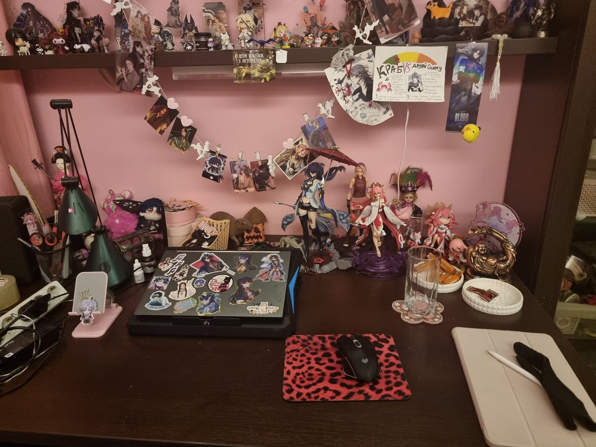 я полагаю на моём столе немного не хватает декоративных элементов