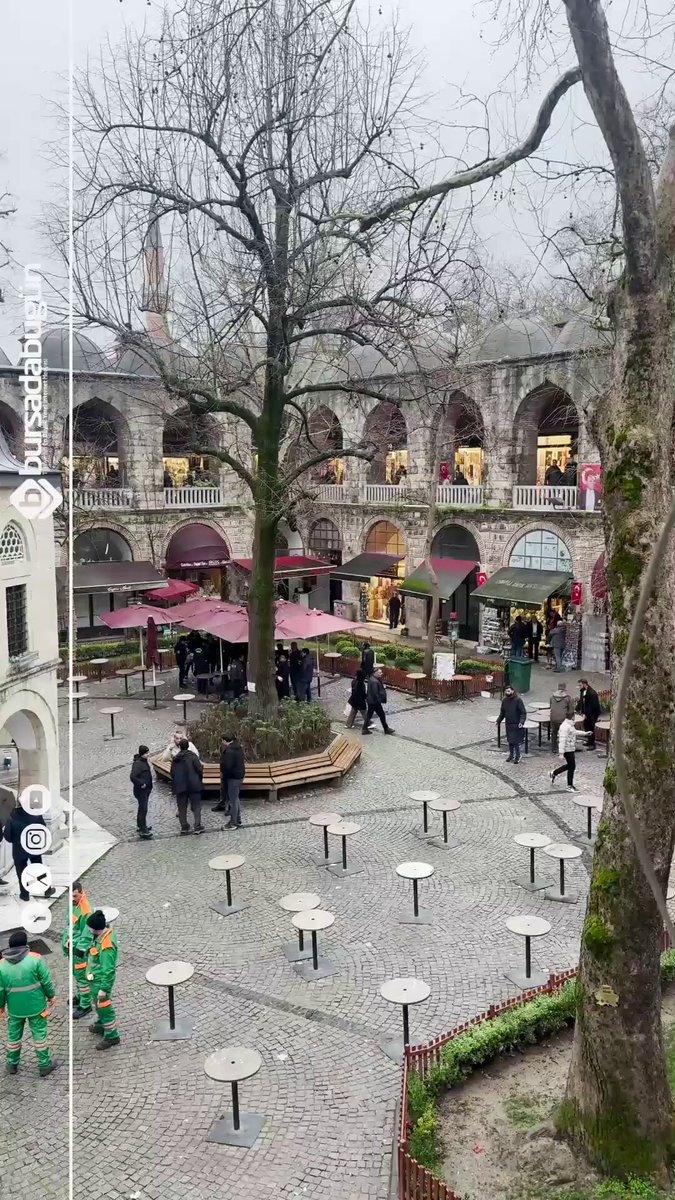 mustafarmagan's tweet photo. Sevgili Bursa'mın mutena mekânlarından Koza Hanı ('Koza Han' değil) kafelerin kirliliği kaldırılınca derin bir nefes almış. 
Kimin emeği geçtiyse var olsun.  

Çocukluğumda köylüler koza getirip öbek öbek yığar, satış yaparlardı kiloyla.  Biz de birkaç tane alıp bir kutuya koyar, içinden çıkan tırtılı gözlemler, dut yapraklarıyla besler ve uçup gitmelerine şahit olurduk. Okulda ödev olarak verirlerdi.  

Eski Bursa'yı özledim. Kozaların kokusunu.