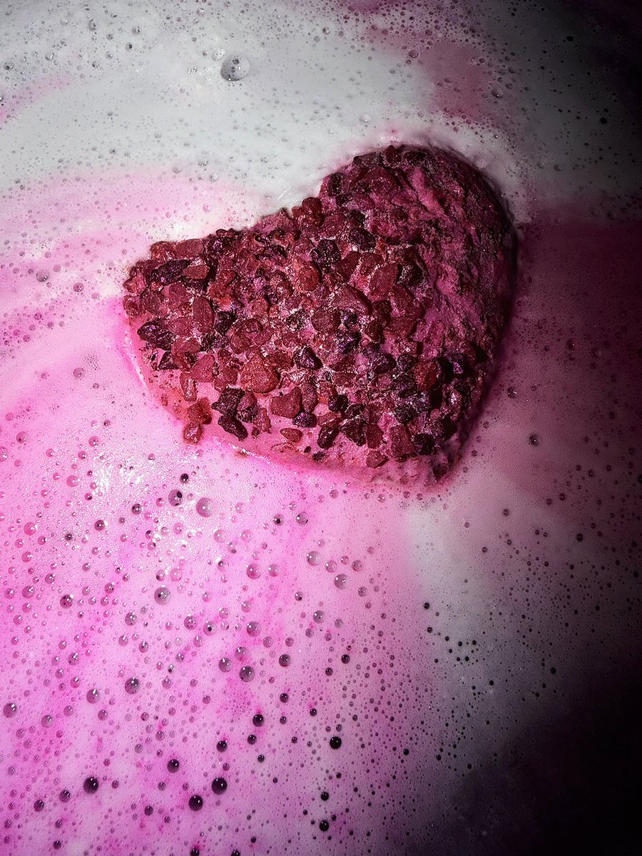 kelly_xm_'s tweet photo. Today’s lush Bath 🛁
“ Life in rosy light” 🩷
Loved this one so pretty and on trend for Valentine’s Day ✨
#lush #lushbathbombs #bathbombs #valentines #fyp https://t.co/ZX2s1IUj3n