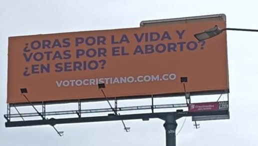 paulaaguevaram's tweet photo. Amé leer esto en la calle, y creería que la intención es que los cristianos empecemos a pensar de manera crítica y reflexiva sobre nuestro voto… no puedes orar pidiendo a Dios por tu vida y la de otros pero dar tu voto a alguien que apoye el fin de la vida en el vientre… https://t.co/SKksM6394U