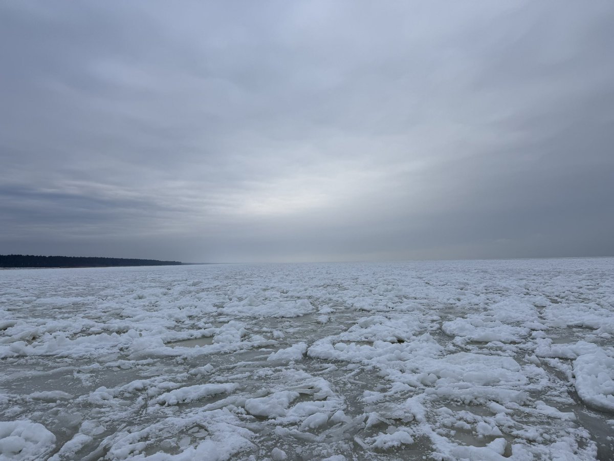 Bijām rojnieku svētceļojumā pa ledu uz mola signālbāku