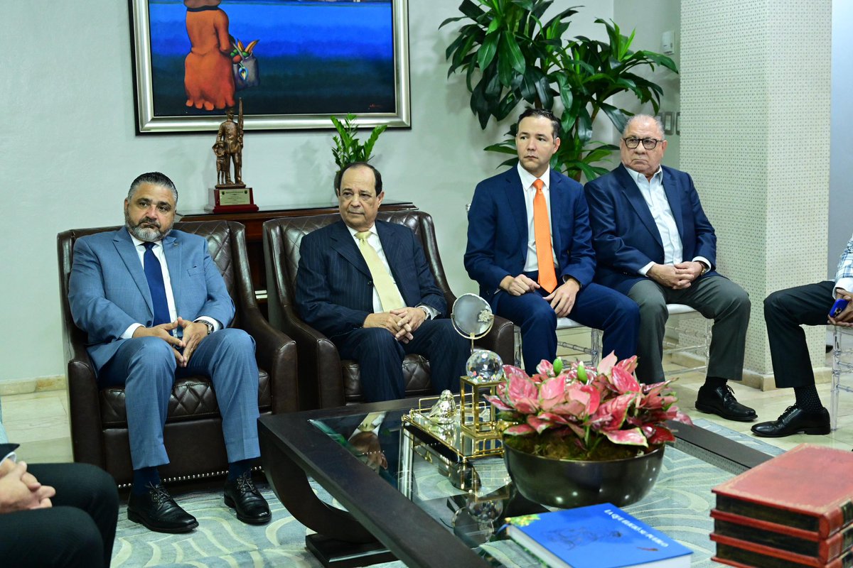 Dirección que predica con el ejemplo

En la mañana de hoy, miembros del Comité Político del PLD acompañaron al presidente <a href="/DaniloMedina/">Danilo Medina</a> en la Junta Central Electoral y también renovaron su cédula de identidad y electoral. Una expresión de compromiso ciudadano y coherencia con el