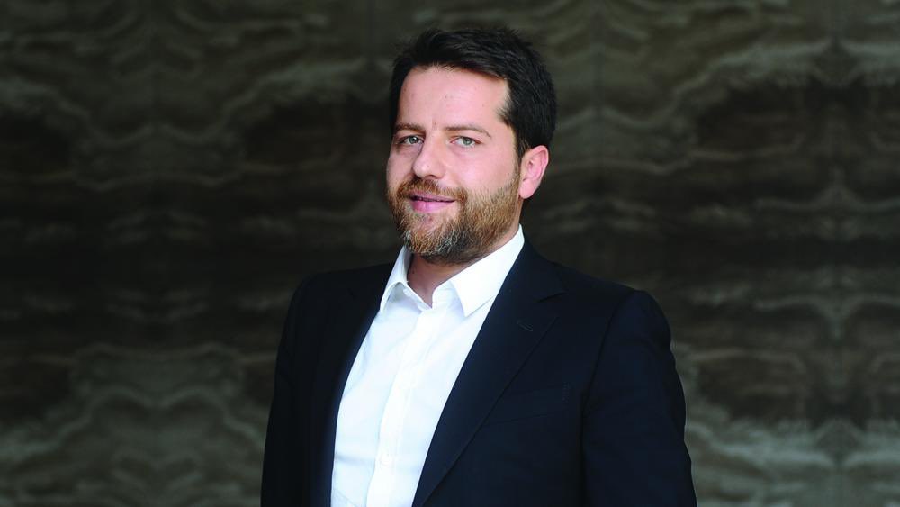 FB’ye maddi                            Gs’ye maddi
Destek veren                          Destek veren

-Dünyanın en büyük             -Kara para, bahis
Yoğurt firmasının                   şikeden tutuklu
Sahibi
-Depremzedelere                  -Depremzedeleri
100 milyon dolar