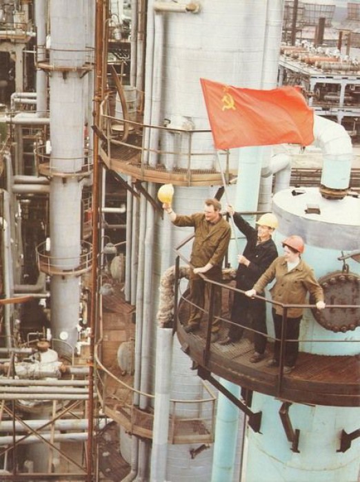 PicturesUssr's tweet image. "Raise the Banner of Socialism!". Oil Workers. USSR, 1986