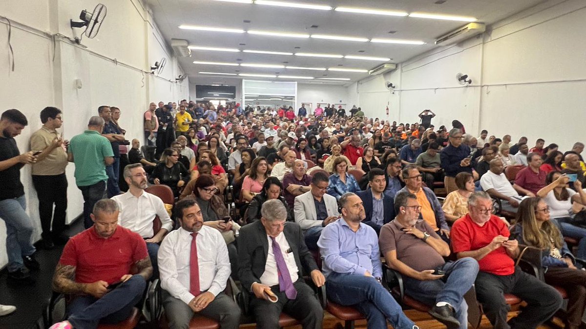 Movimentos sindical e social unidos em defesa de um projeto de governo que mantenha o país no rumo da democracia, soberania, desenvolvimento sustentável, com emprego, renda, direitos, igualdade e justica social. <a href="/CUT_Brasil/">CUT Brasil</a>