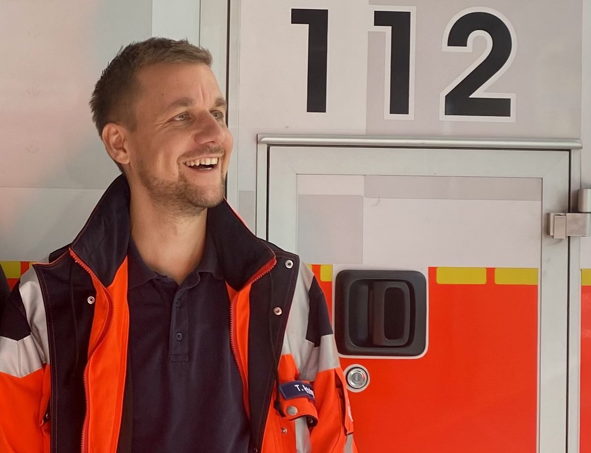 Heute ist Tag des Notrufs. 
Der Rettungsdienst ist im besten Fall schnell am Einsatzort. Wenn die Strukturen allerdings so bleiben, wie sie sind, kann eine zeitnahe und ausreichende Versorgung immer weniger garantiert werden. Aber das ist ein Thema für einen anderen Beitrag. Bei