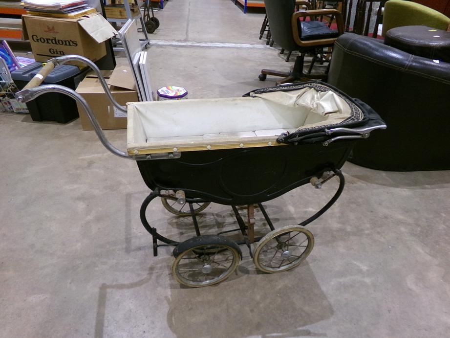 MewsAuctions's tweet image. Available this Friday 13th February. Auction starts at 6pm.

1950's Style Pram.

#1950s #pram #auction