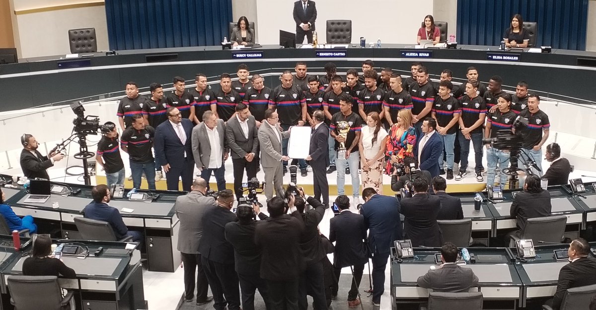 <a href="/cdlafirpo_sv/">Club Deportivo Luis Ángel Firpo</a> fue homenajeado por  la <a href="/AsambleaSV/">Asamblea Legislativa 🇸🇻</a> por el título logrado en el Clausura 2025.