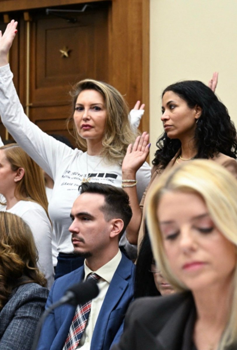 Los sobrevivientes de Epstein levantan la mano para señalar que han sido ignorados por el Departamento de Justicia de Trump, mientras la fiscal general Pam Bondi se niega a verlos....🎯