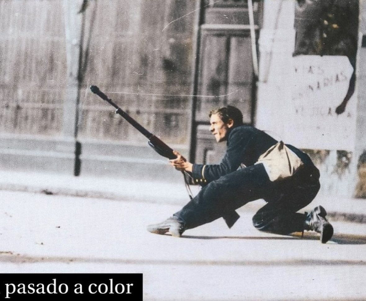 Fotografías de la Decena Trágica a color.

1.- Militares, me parece que levantados  felicistas, con un cañón en la Ciudadela. Fotografía tomada por Eduardo Melhado.

2.- La gente en las calles de Ciudad de México tras los acontecimientos de la Decena Trágica. En el fondo se puede