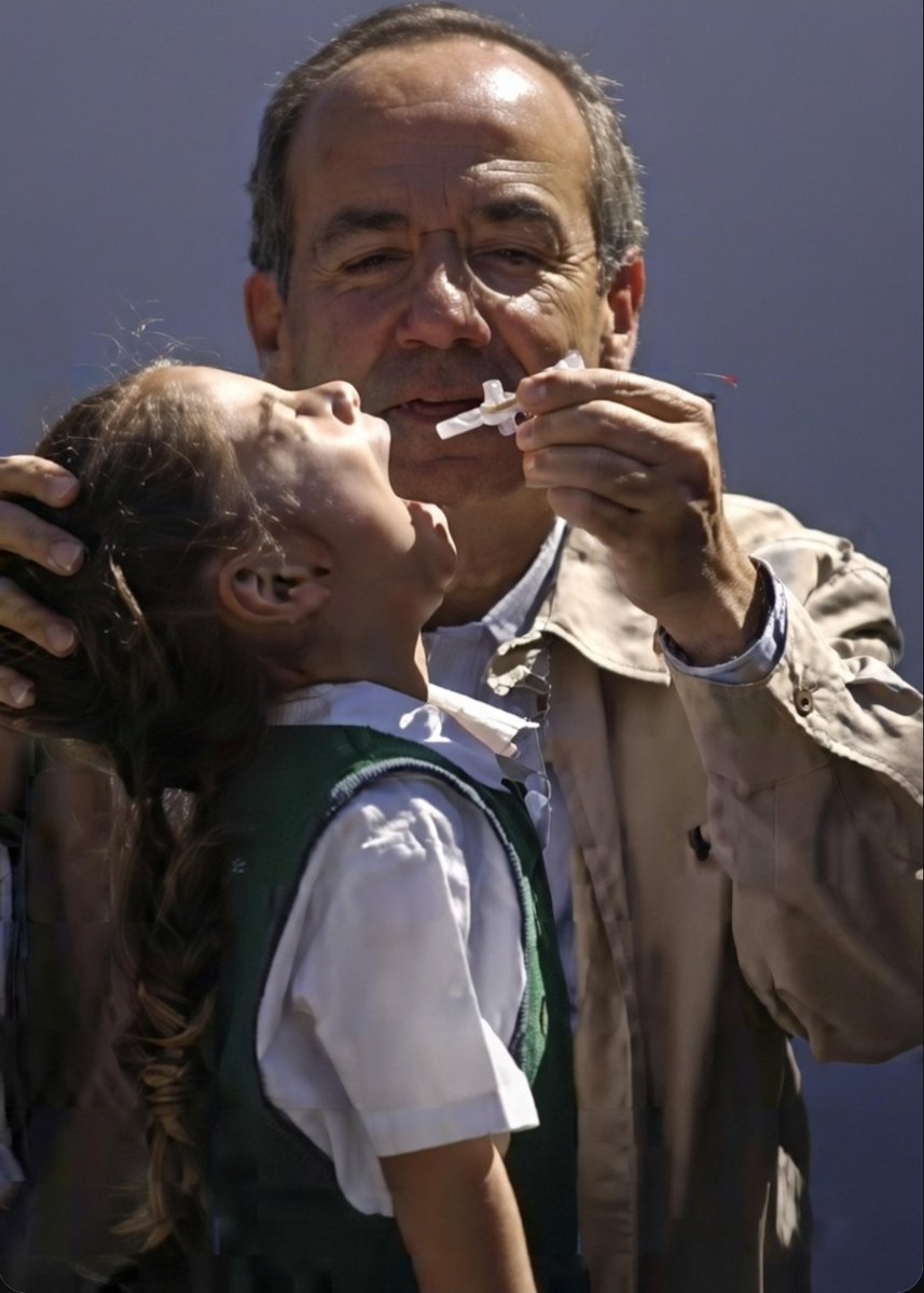 Felipe Calderón inoculando a una niña con el virus del sarampión para darle en la madre a Claudia Sheinbaum y a MORENA 19 años después de su sexenio.