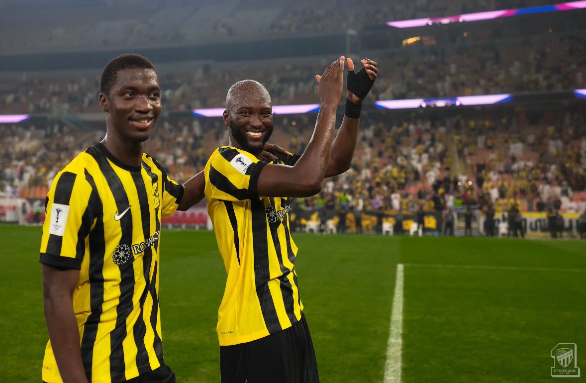 AbdullahMashat's tweet image. تم جلبه مقابل 5 مليون يورو وسط تشكيك الجميع وسخرية البعض من مركزه!

إحدى هدايا بلانيس التي لا يتم التحدث عنها كثيرًا وبجانبه في الصورة نجم الدوري القادم وواحد من افضل مواهب عالم كرة القدم

المدير الرياضي الأفضل في المنطقة.. بنصف ميزانية الخصوم جلب المجد!

بإذن الله القادم اجمل 👍🏼